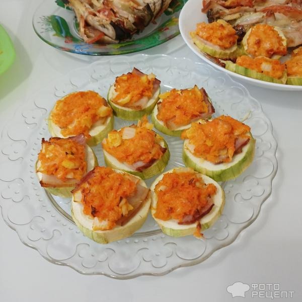 Рецепт: Запеченные кабачки с морковно-сырной начинкой-просто и вкусно! - С копчёным салом Рецепт: Запеченные кабачки с морковно-сырной начинкой-просто и вкусно! - С копчёным салом