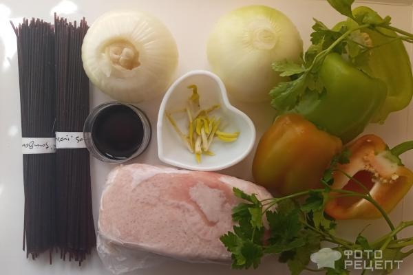 Рецепт: Черная рисовая лапша с уткой и овощами - На скорую руку