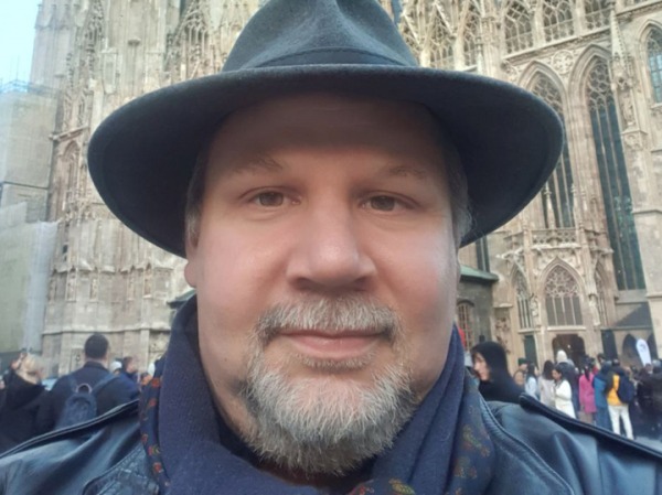 «В Европе на меня начались гонения»: переводчик Александр Ницберг вернулся в Россию после сорока лет за границей