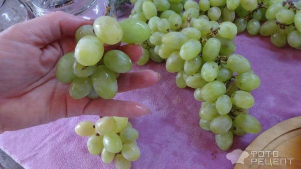 Рецепт: Виноград, консервированный в сиропе с лимоном и мятой - Очень красиво и вкусно.