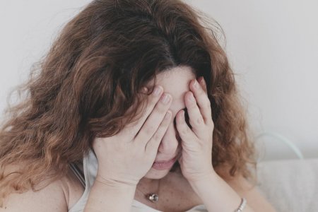 Врач перечислил признаки, которые указывают на тромб в головном мозге