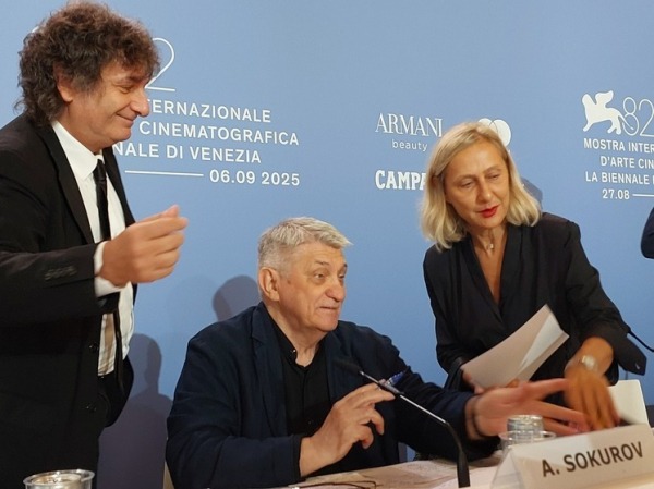 Александр Сокуров представил в Венеции «Записную книжку режиссера» и обратился к Старому Свету