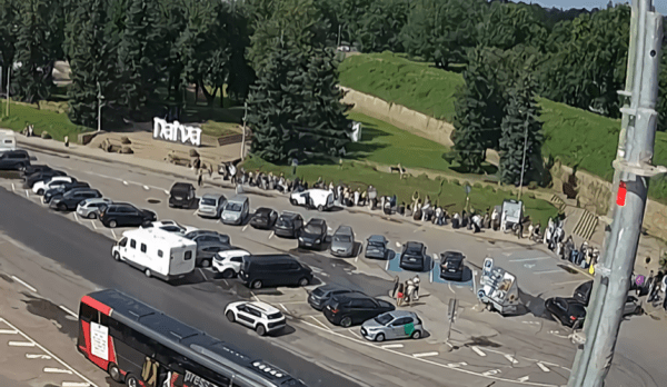 На границе с Эстонией очередной коллапс: в Нарве люди полдня провели в очередях