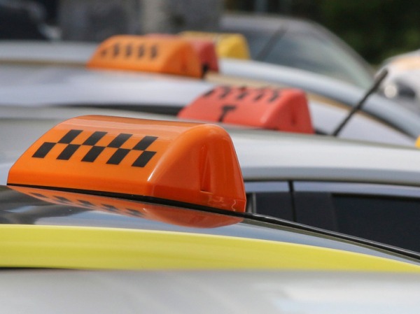 &laquo;Не поделили дорогу&raquo;: конфликт таксистов закончился ножевым ранением