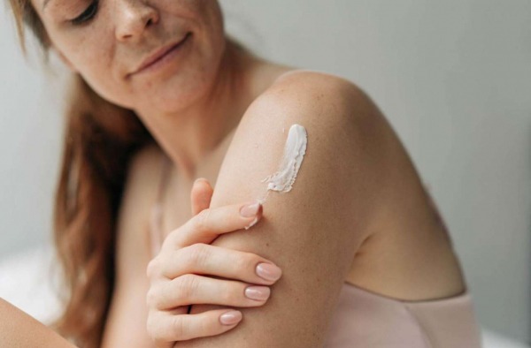 Пептиды и ретинол &mdash; теперь и на теле: что нужно знать об &laquo;умных&raquo; кремах для тела