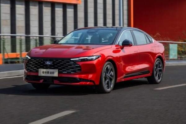 Обновленный Ford Mondeo стал мощнее и обрел классические фары