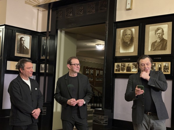 Большая история большого театрального художника: в МХТ поздравили Николая Симонова