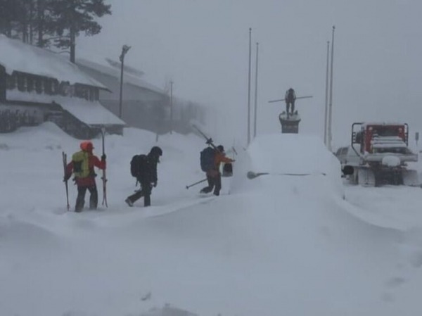 Десять лыжников пропали без вести после схода лавины