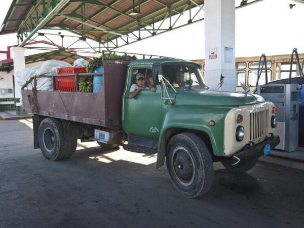 «Каждое утро — спецоперация»: кубинцам запретили покупать топливо с рук