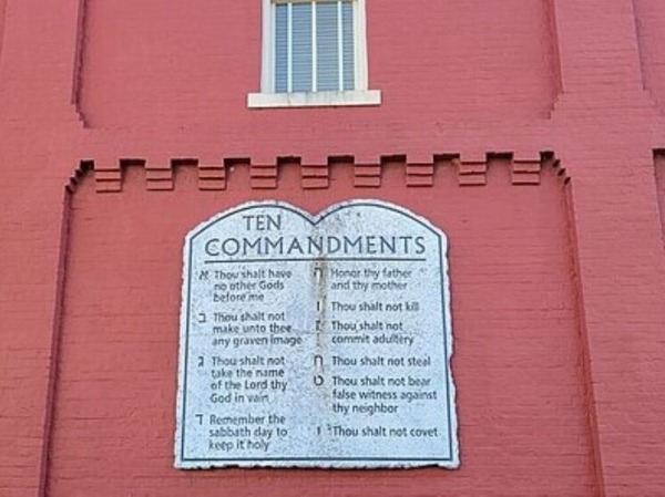 Школам разрешили вывешивать в классах 10 библейских заповедей