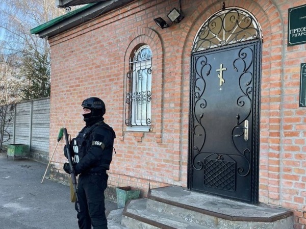 "Срезали петли на дверях": в Киеве идет рейдерский захват храма Украинской православной церкви