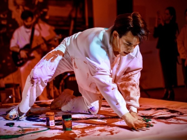 Театр ворвался в музей: яркий перформанс представили на выставке в ММОМА