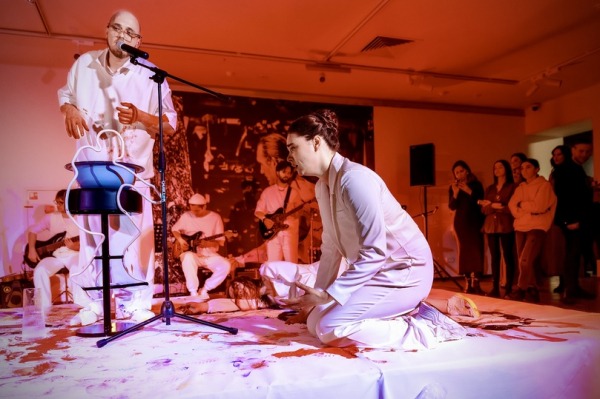 Театр ворвался в музей: яркий перформанс представили на выставке в ММОМА