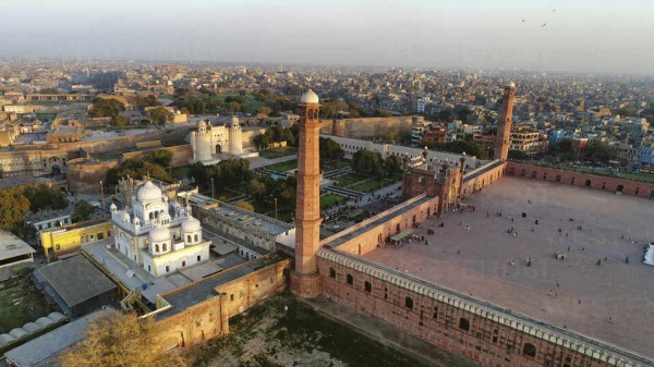 100 детей и бочка кислоты: дело Джаведа Икбала, которое потрясло Пакистан