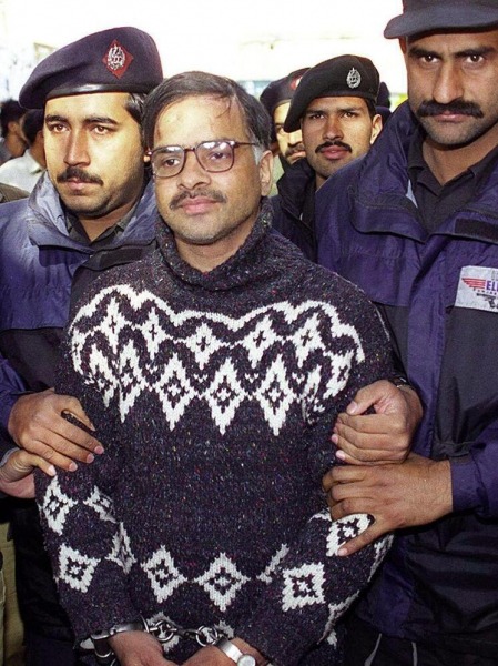 100 детей и бочка кислоты: дело Джаведа Икбала, которое потрясло Пакистан