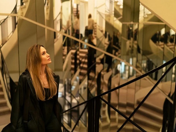 Деми Мур поучаствовала в очередной битве за молодость, Анджелина Джоли вновь пережила свою трагическую судьбу