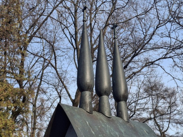 «Крестопад» на могиле Чехова оказался реальностью: «МК» удостоверился в ущербе, нанесенном неизвестными вандалами