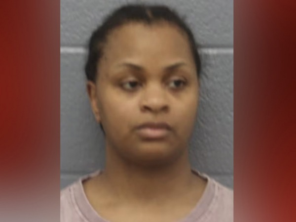 Мать найденных в неглубокой могиле девочек обвинили в убийстве при отягчающих обстоятельствах