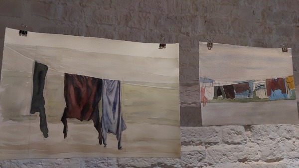 На выставке Ольги Чернышовой посетители проецируются на своды, а акварели сушатся на веревке