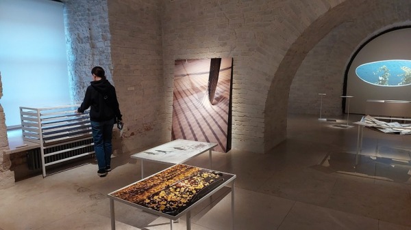 На выставке Ольги Чернышовой посетители проецируются на своды, а акварели сушатся на веревке