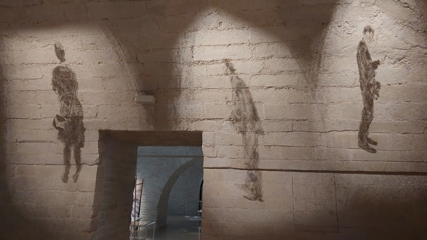 На выставке Ольги Чернышовой посетители проецируются на своды, а акварели сушатся на веревке