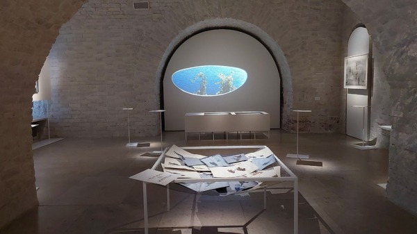 На выставке Ольги Чернышовой посетители проецируются на своды, а акварели сушатся на веревке