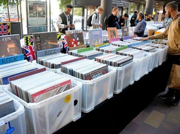 Продажи виниловых пластинок в США превзошли $ 1 млрд., впервые с 1983 года