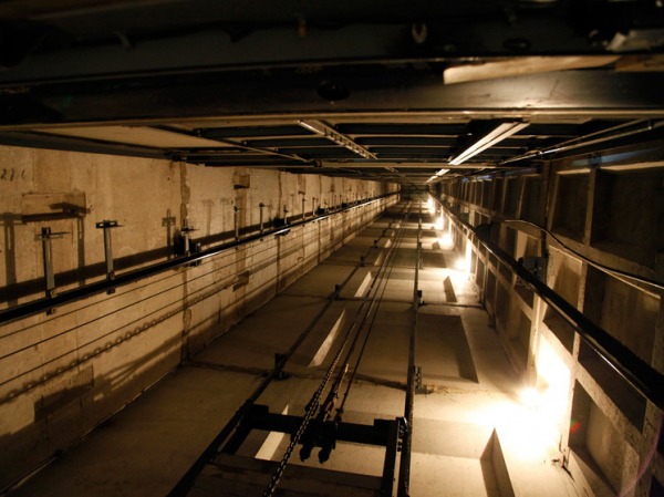 Труп мужчины пролежал в шахте лифта несколько дней