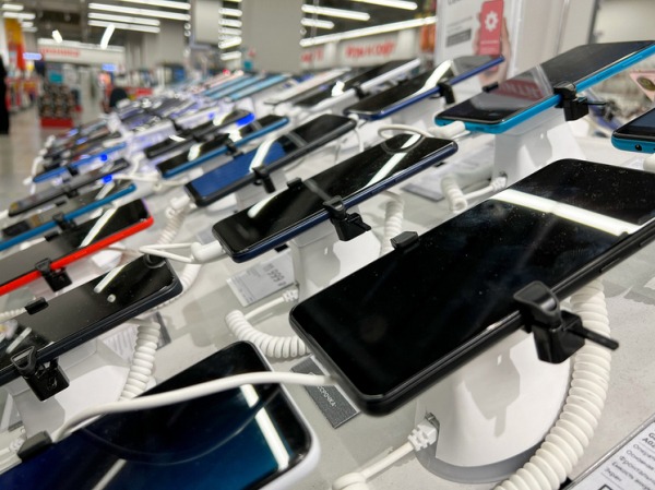 Из-за сбоев в поставках смартфоны, ноутбуки и телевизоры подорожали в России на 6,5–8,7%