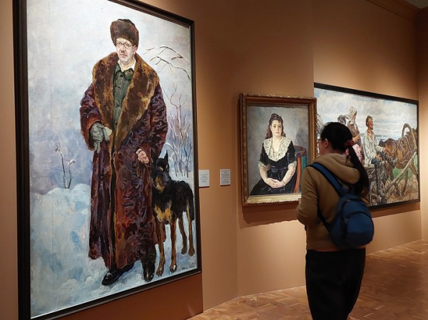 Яркая жизнь Кончаловского на юбилейной выставке: сиреневый сад, семейные портреты и застолья