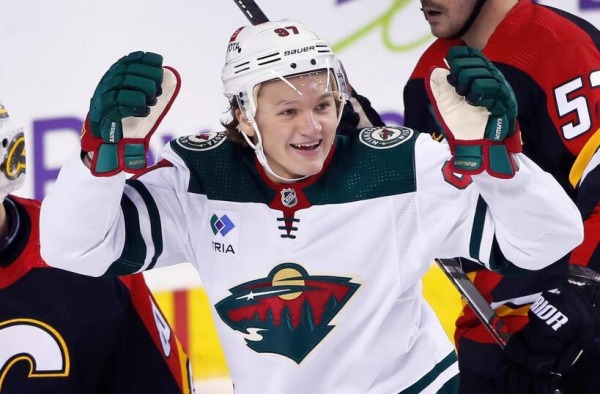 Капризов благодаря хет-трику догнал Кучерова в бомбардирской гонке НХЛ