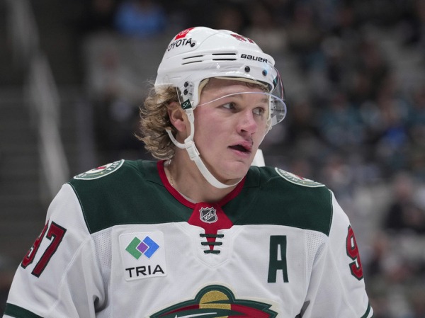 Капризов благодаря хет-трику догнал Кучерова в бомбардирской гонке НХЛ