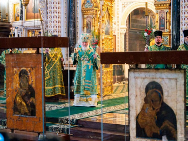 Патриарх Кирилл поблагодарил Владимира Путина за передачу Церкви двух чудотворных икон