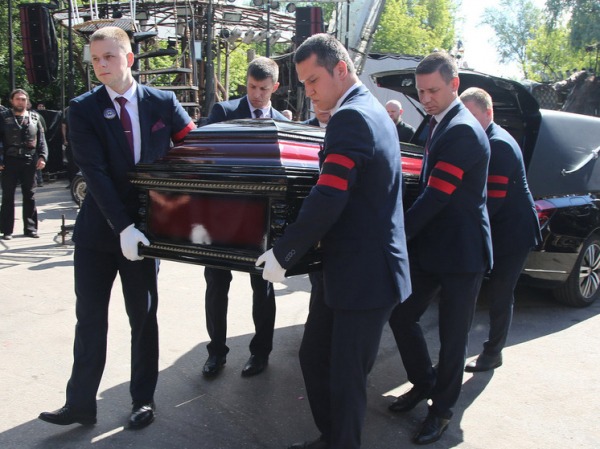 Почему покойников выносят вперед ногами