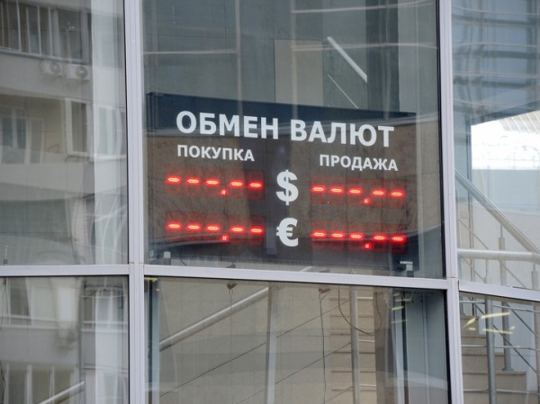 В апреле за доллар уже дают меньше 77 рублей