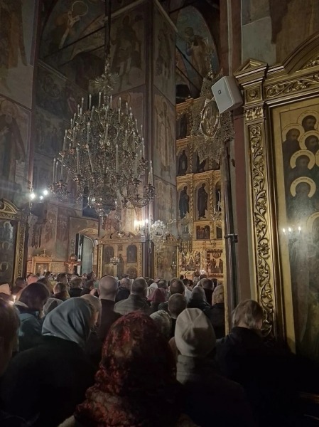 В храмах Троице-Сергиевой лавры на Пасхальной службе негде яблоку упасть