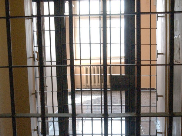 Адвоката оштрафовали за попытку пройти с телефоном в СИЗО
