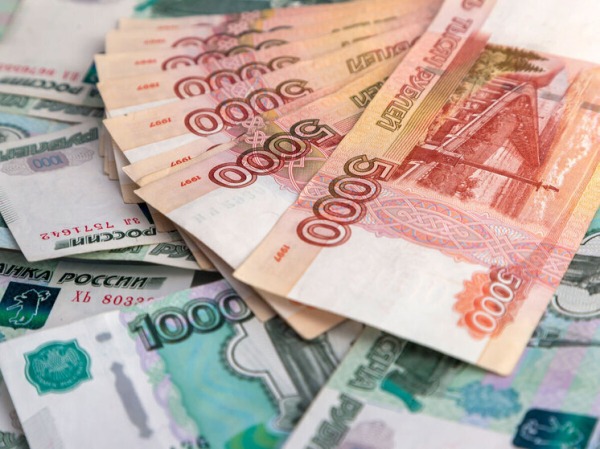 Финансовые парадоксы осени: экономика замедляется, а зарплаты растут
