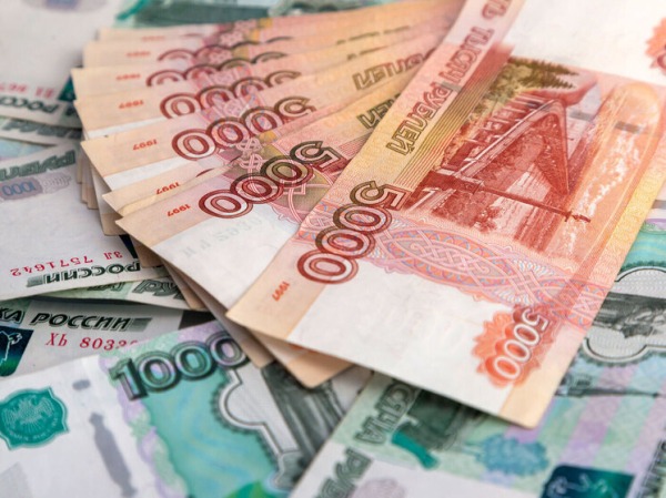 Больше половины работающих россиян останутся без новогодней премии